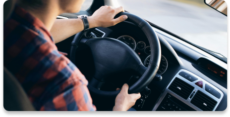 jeune volant voiture